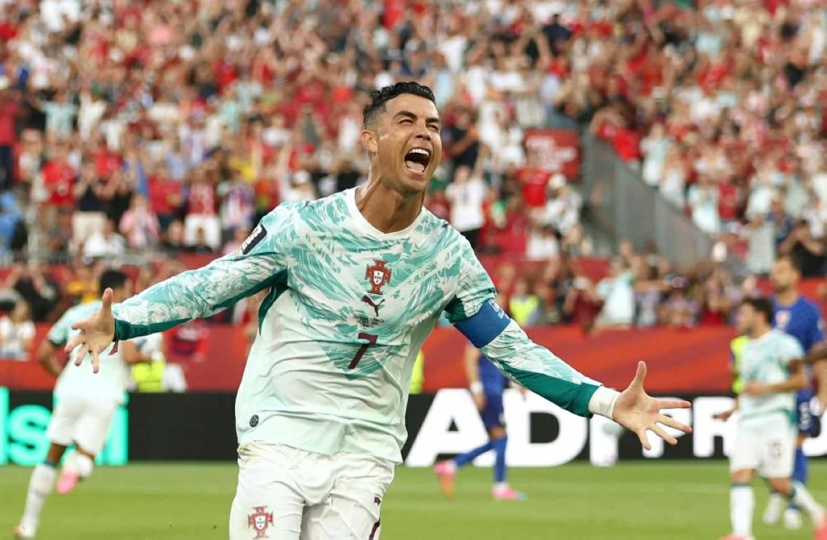 رونالدو يحتفل
