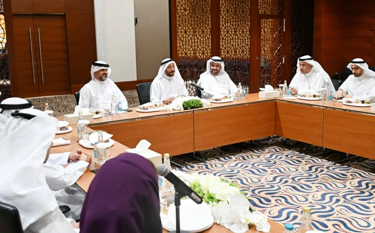 عبدالله العويس مترئساً اجتماع اللجنة التنظيمية العليا لمعرض الشارقة العقاري «إيكرس»