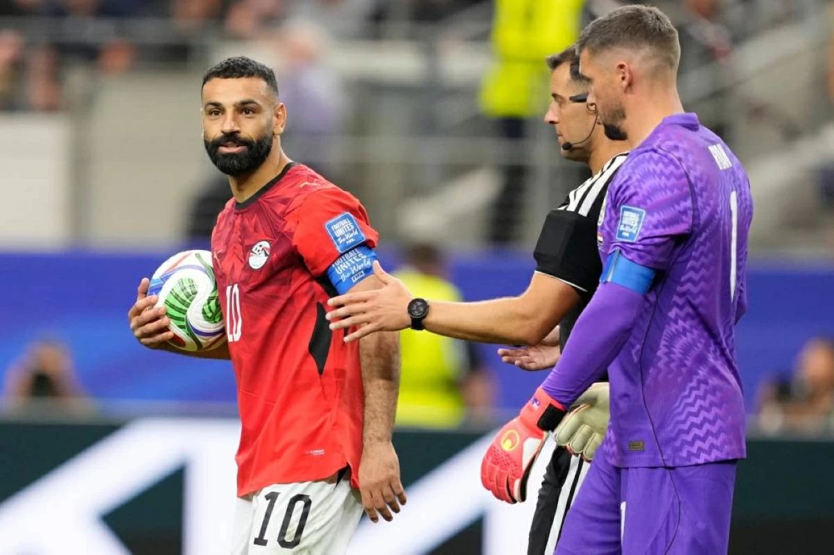 صلاح وهو يتأهب لتسديد ركلة ترجيح أمام أستراليا
