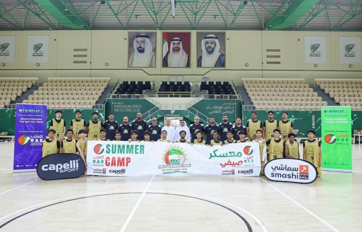 الفردان يتوسط اللاعبين والجهاز الإداري والفني