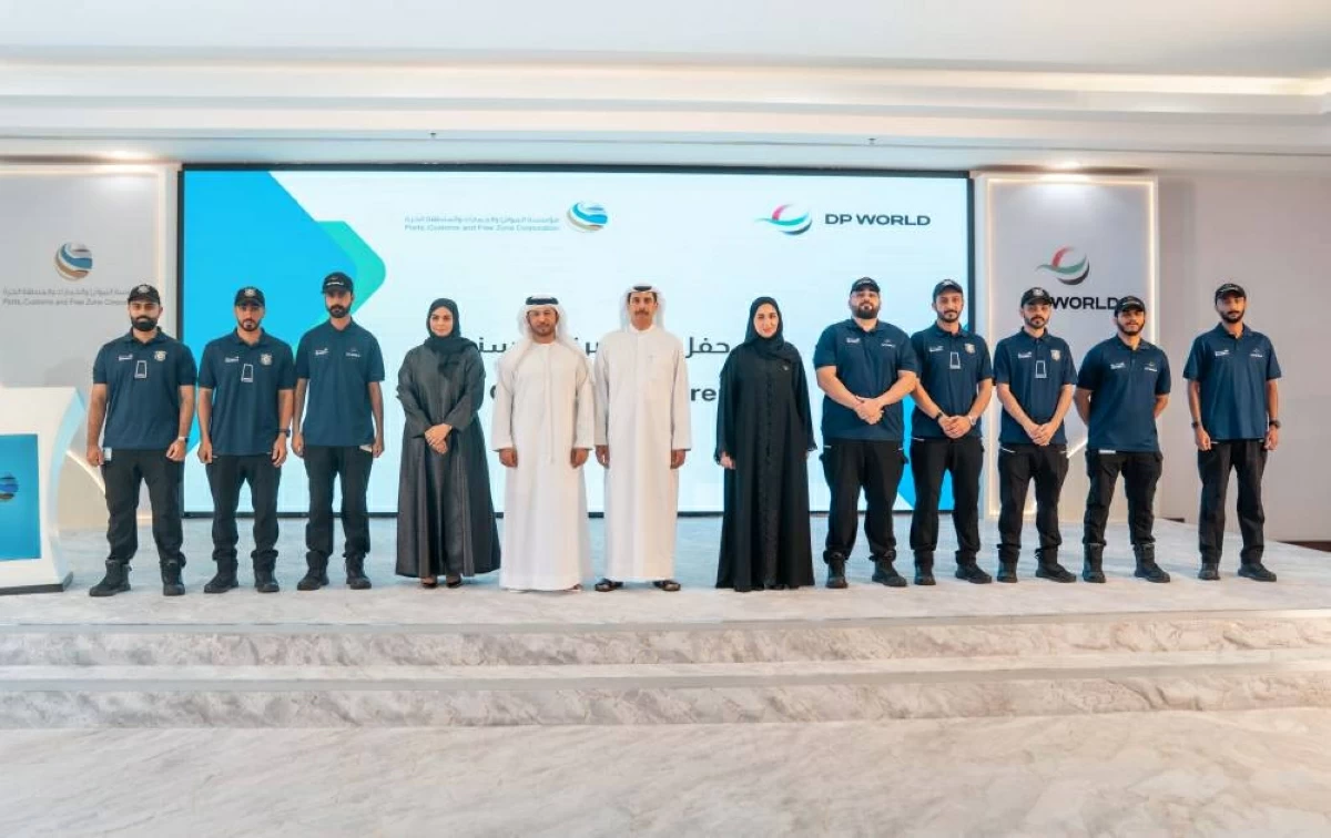 عبدالله بن دميثان وعيسى كاظم يتوسطان الخريجين