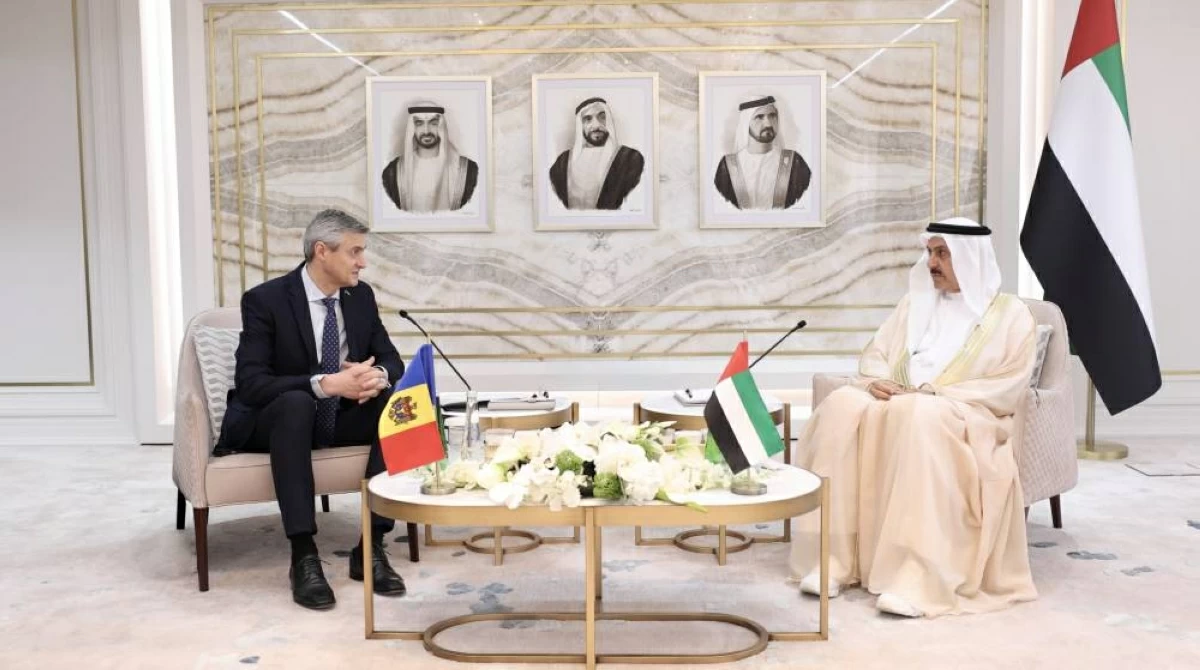 صقر غباش خلال استقباله سفير مولدوفيا
