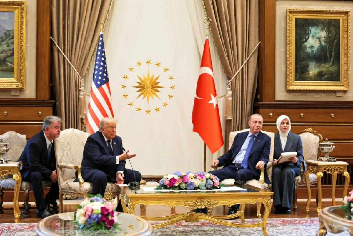 ترامب وأردوغان يعقدان اجتماعاً ثنائياً قبيل مشاركتهما في قمة قادة حلف «الناتو» في مجمع «بيش تبه» الرئاسي في أنقرة (رويترز)