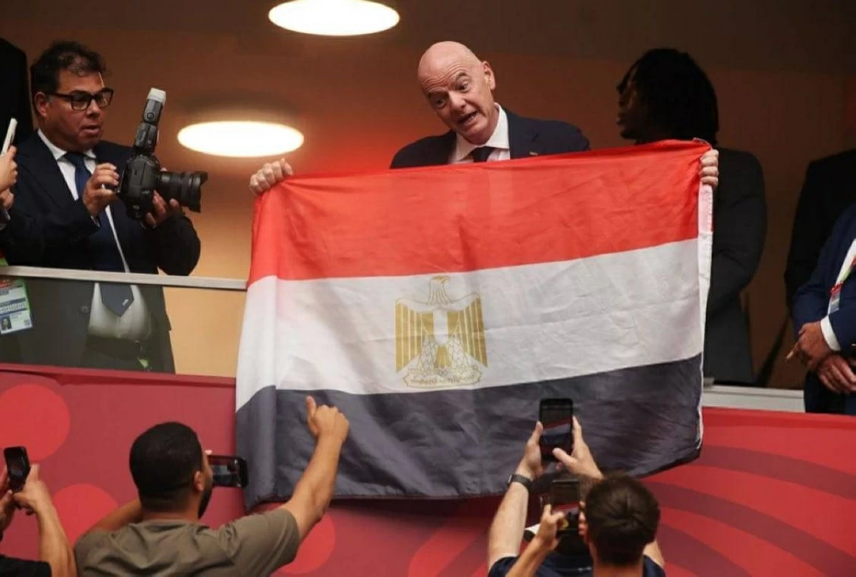 إنفانتينو يرفع علم مصر في مدرجات مباراة سويسرا وكولومبيا