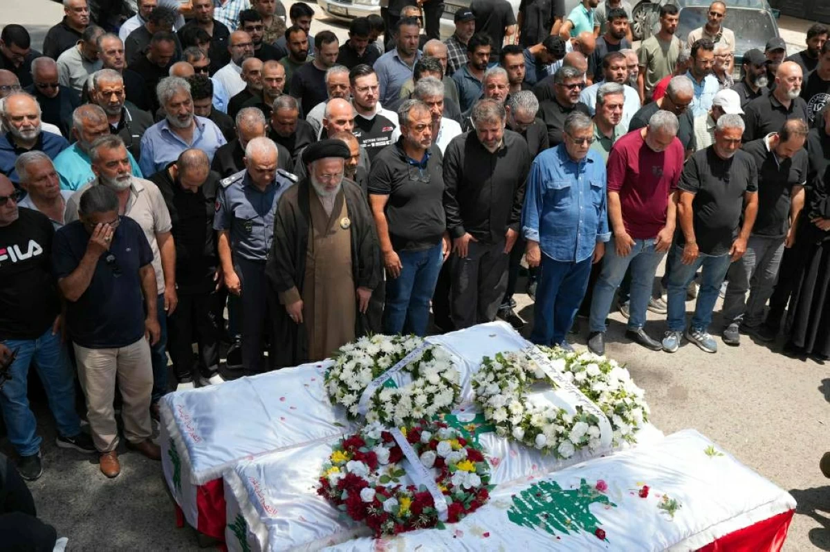 مشيّعون يؤدون صلاة الجنازة خلال تشييع ثلاث نساء قُتلن في غارة إسرائيلية على النبطية الفوقا (ا ف ب)