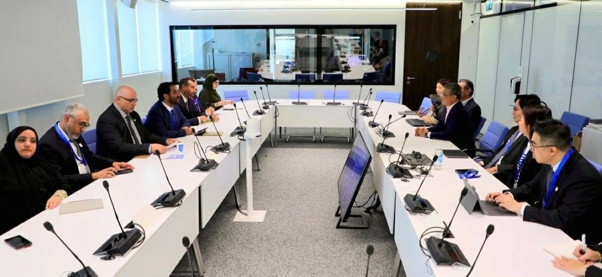 بن طوق يبحث مع وزيرين كوري وسنغافوري تعزيز التعاون