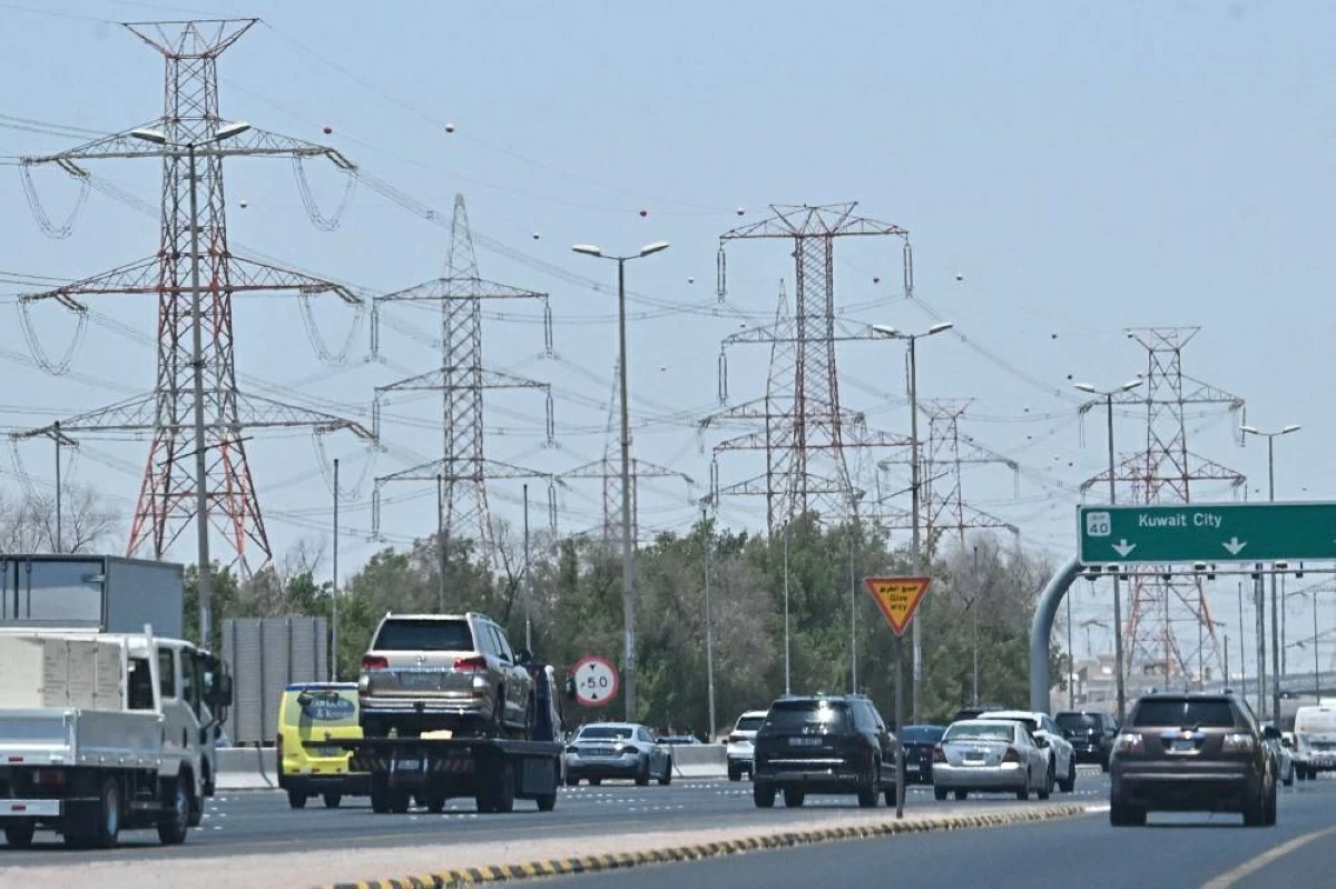 مركبات تسير على طول طريق سريع على مشارف مدينة الكويت (أ ف ب )