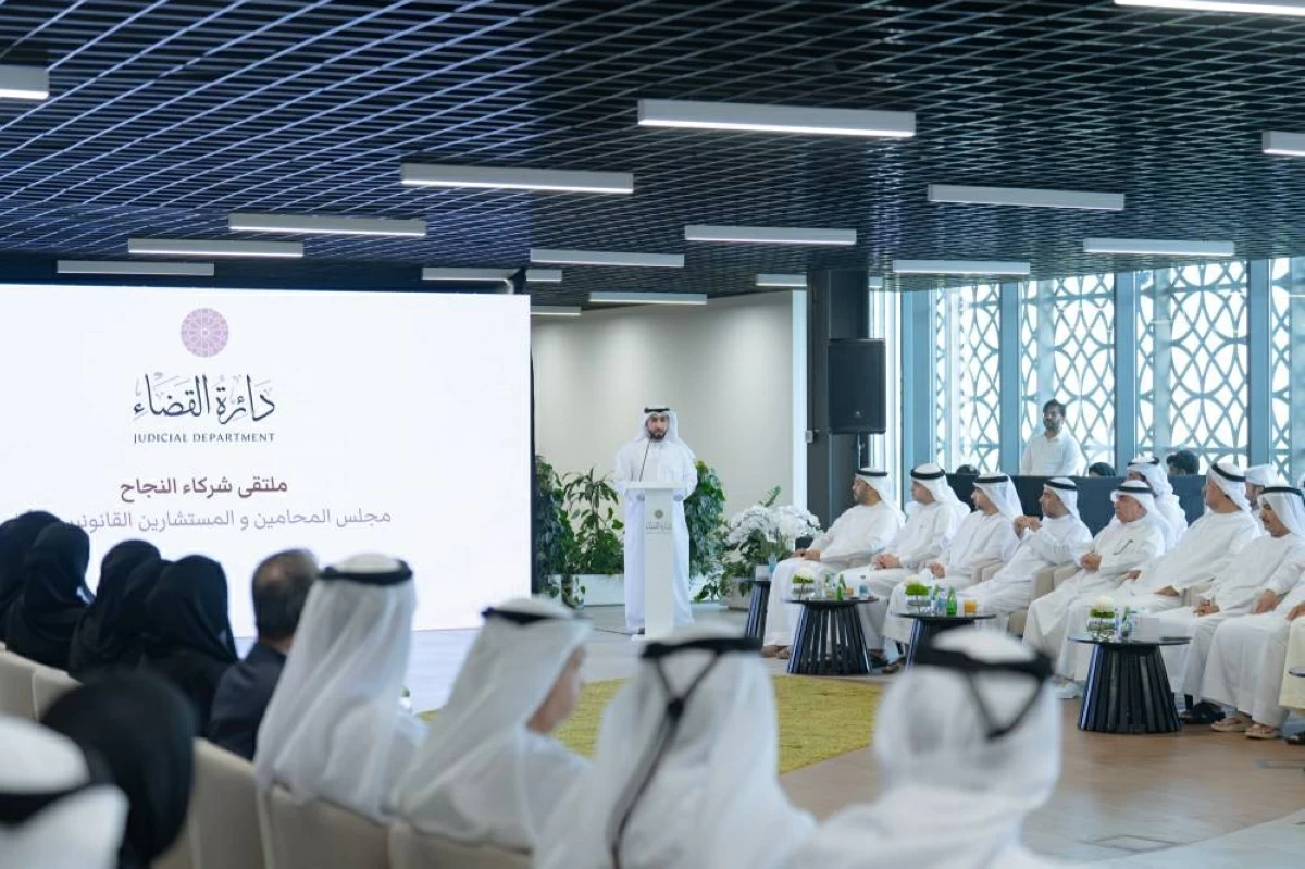 سلطان بن أحمد: تحسين تجربة المتعاملين أولوية لـ «قضاء الشارقة»