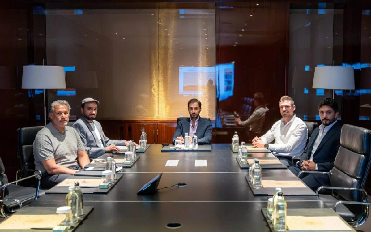 راشد بن حميد خلال لقائه مع وفد سنو بيرفورمانس