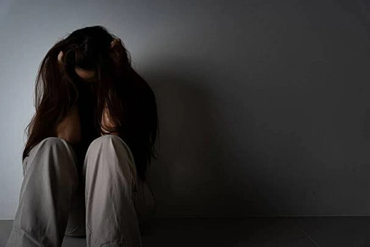 يابانية تخيط شفتي امرأة بإبرة وخيط