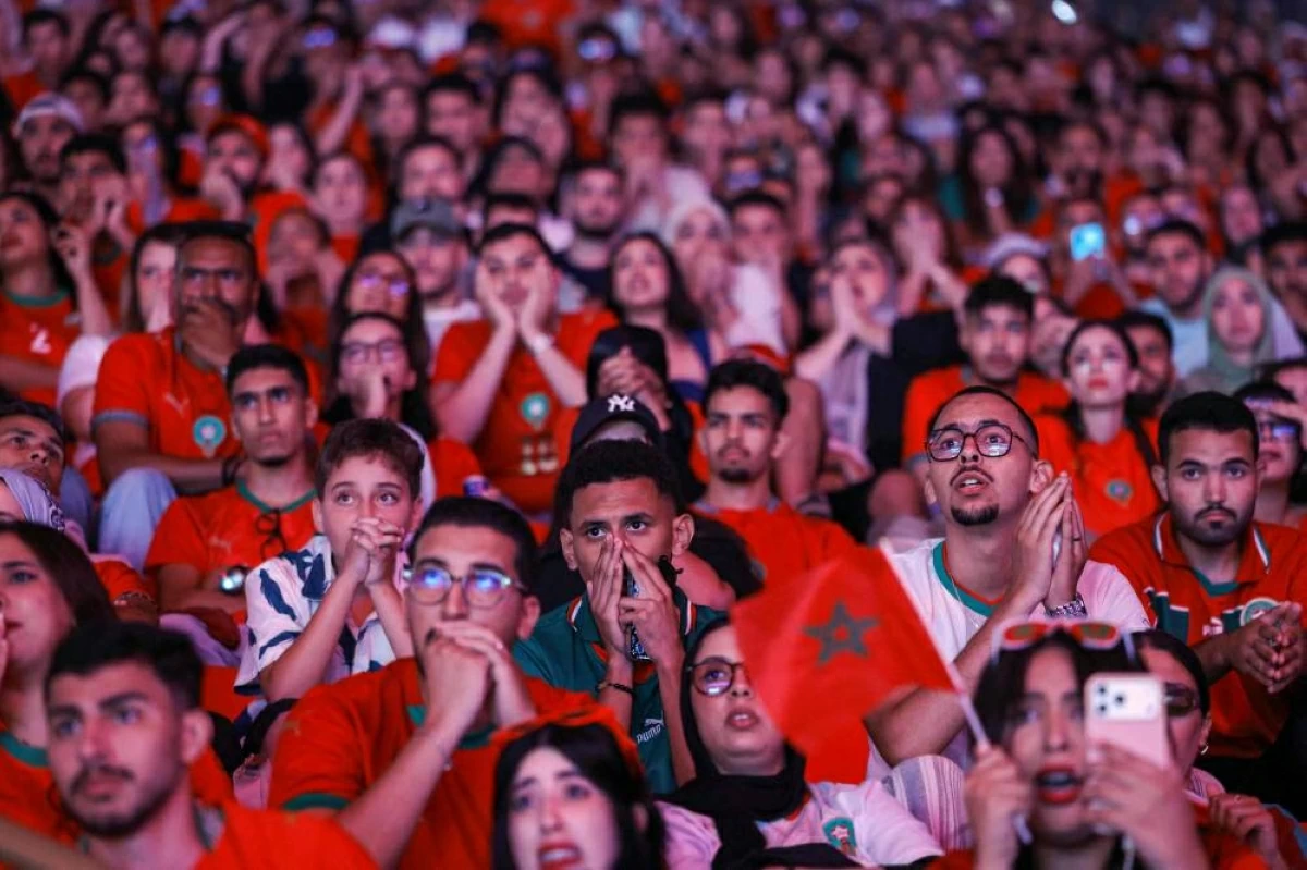 مشجعون يتابعون المباراة في الرباط