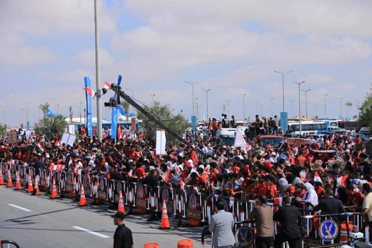 استقبال الأبطال..آلاف الجماهير تحتشد في مطار العلمين احتفاءً بـ «فراعنة المونديال»