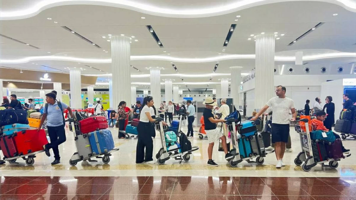 مسافرون عبر مطارات دبـي