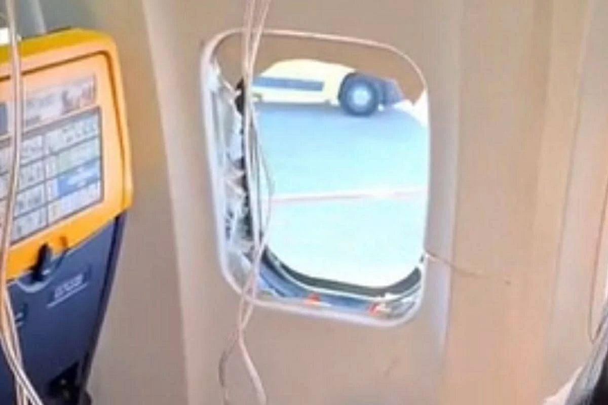 تحطمت نافذة في الجو.. سيدة تنقذ زوجها بمعجزة من السحب خارج طائرة #صحيفة_الخليج 