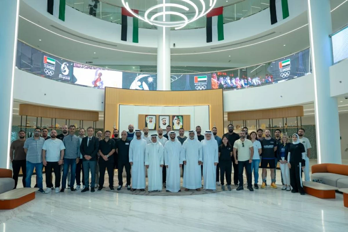 الفردان والمطوع يتوسطان المشاركين في ورشة العمل