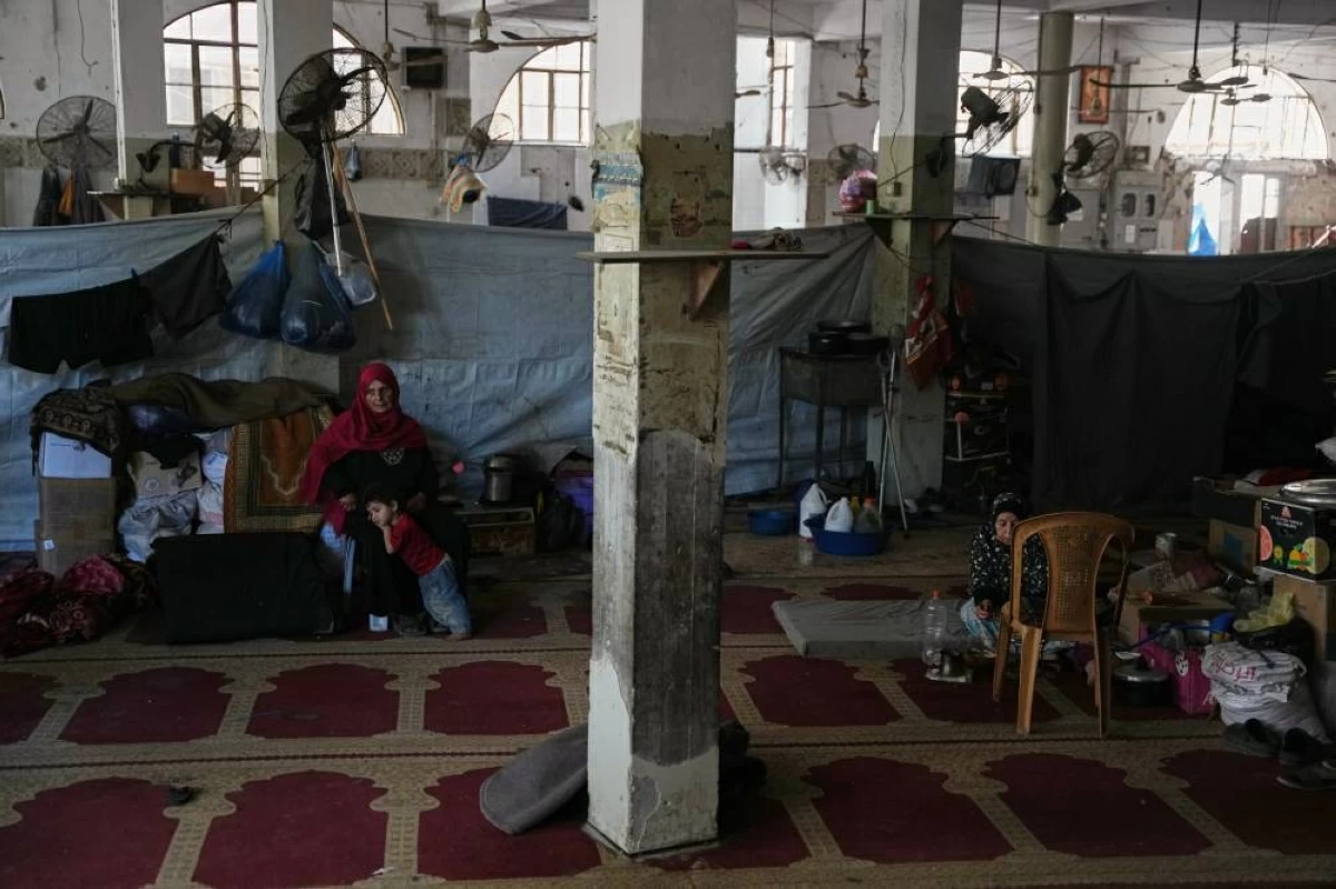  مسجد بلال في خان يونس تحول الى مأوى للنازحين (أ.ب)