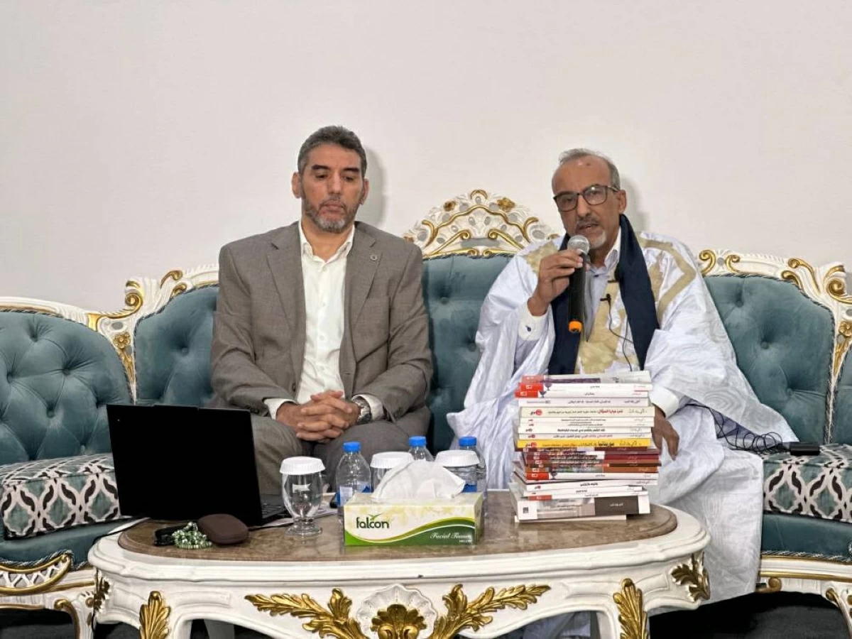 د. أدّي ولد آدبَّ ومحمد ولد سالم خلال الجلسة