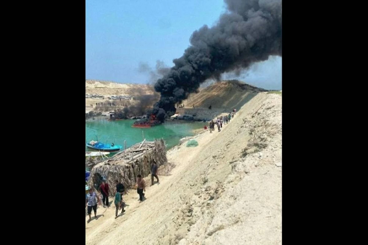 صورة من مقطع فيديو لقوارب صيد تلتهمها النيران في«بانود» محافظة بوشهر بجنوب إيران(أ ف ب)