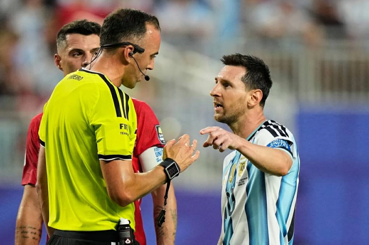 ميسي يوبّخ حكم مباراة سويسرا: «تحدث معي باحترام»
