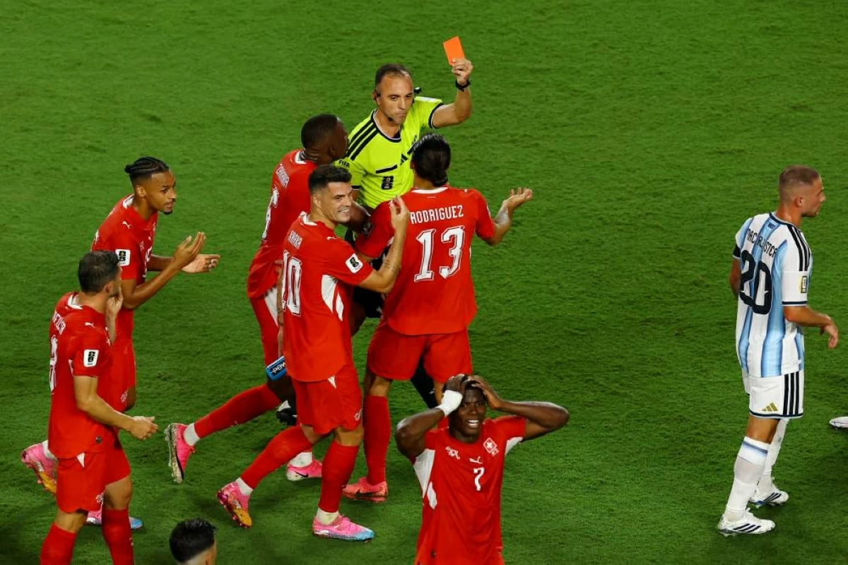 الحكم جواو بينهيرو يشهر البطاقة الحمراء لإمبولو
