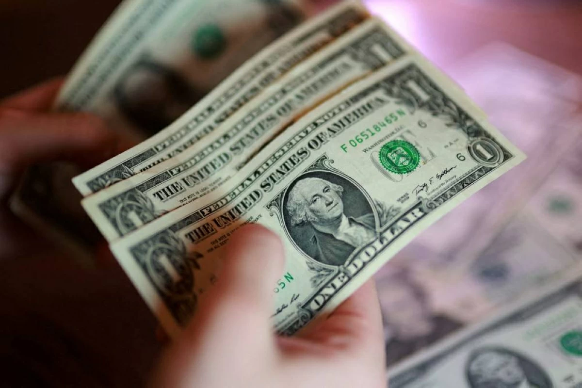 الدولار يرتفع وسط تجدد الهجمات وإغلاق هرمز.. الين يتخلى عن مستوى 162