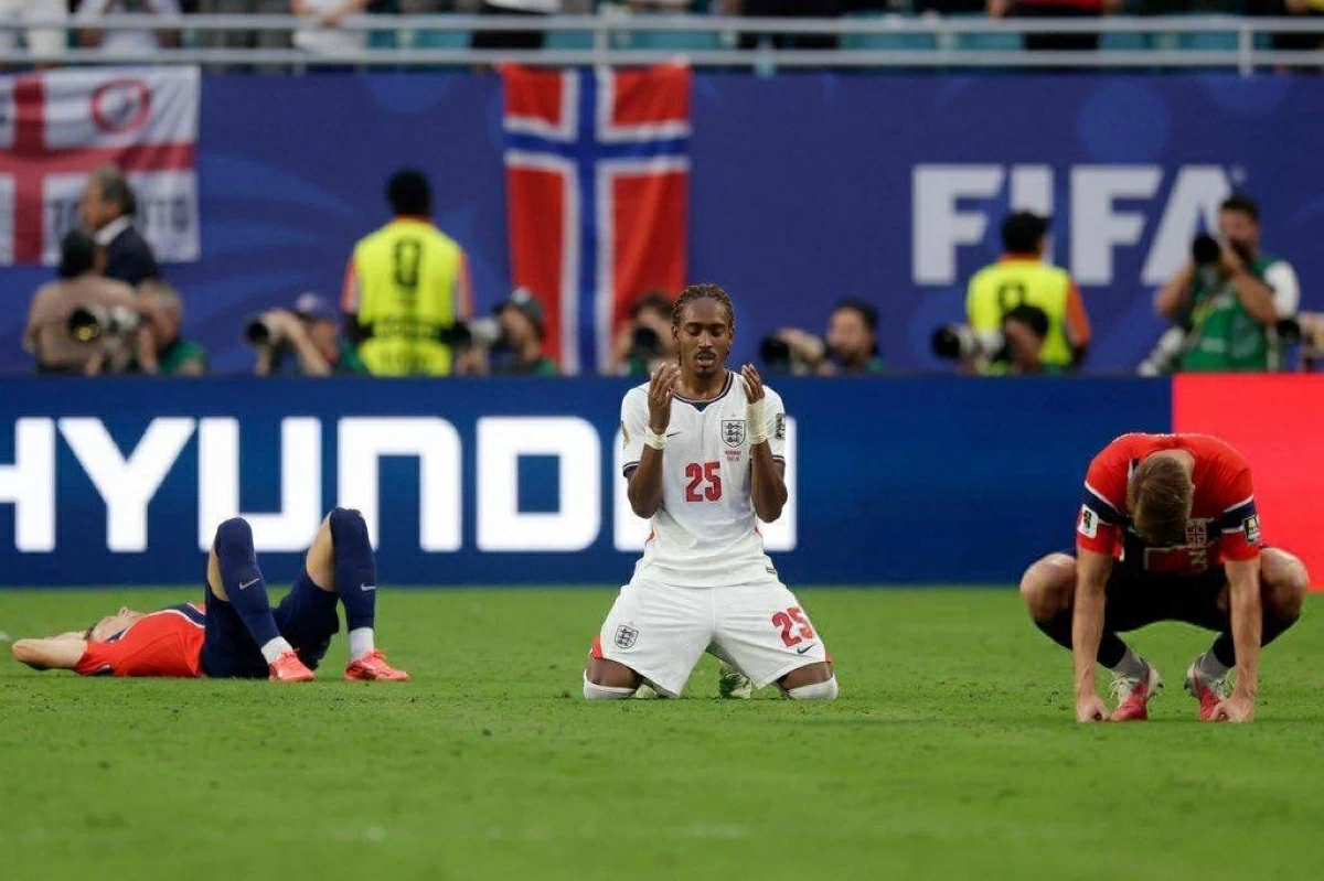 سبينس يبتهل بعد الفوز على النرويج