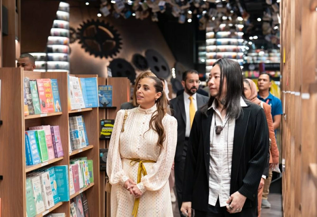 خلال جولة في المكتبة 