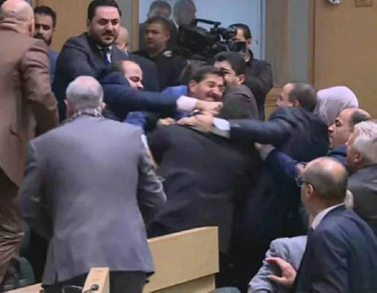 حبس وإسقاط عضوية.. حكم نهائي في قضية «اللكمات» بمجلس نواب الأردن