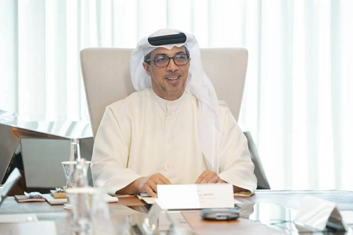 منصور بن زايد مترئساً اجتماع المجلس