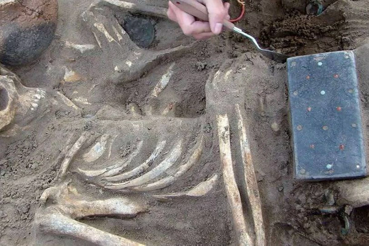 آيفون في مقبرة عمرها 2137 عاماً.. حقيقة الاكتشاف الروسي الذي حيّر العلماء