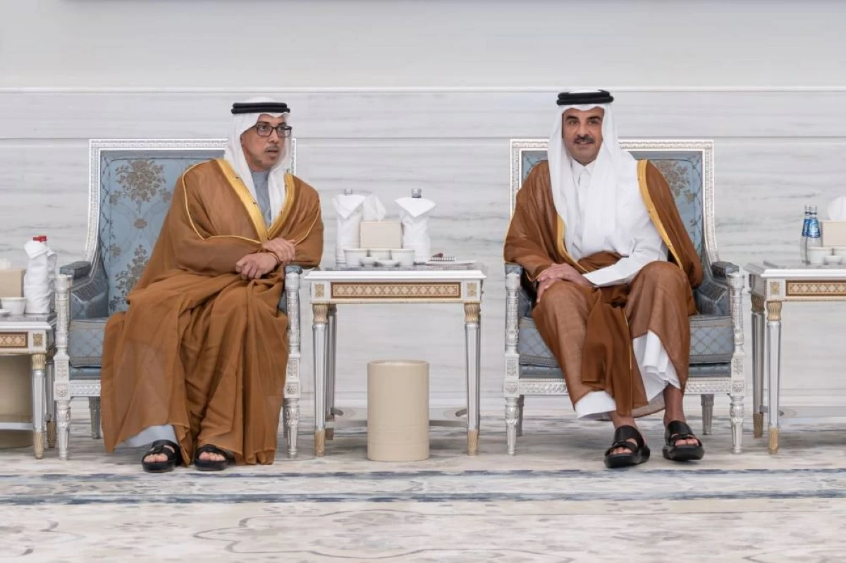 منصور بن زايد وعبد الله بن زايد يعزيان أمير قطر في وفاة حمد بن خليفة آل ثاني