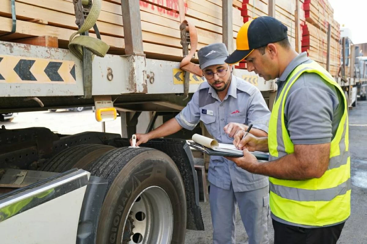 دبي.. إطلاق حملة التوعية المرورية لسائقي الشاحنات وأصحاب شركات النقل