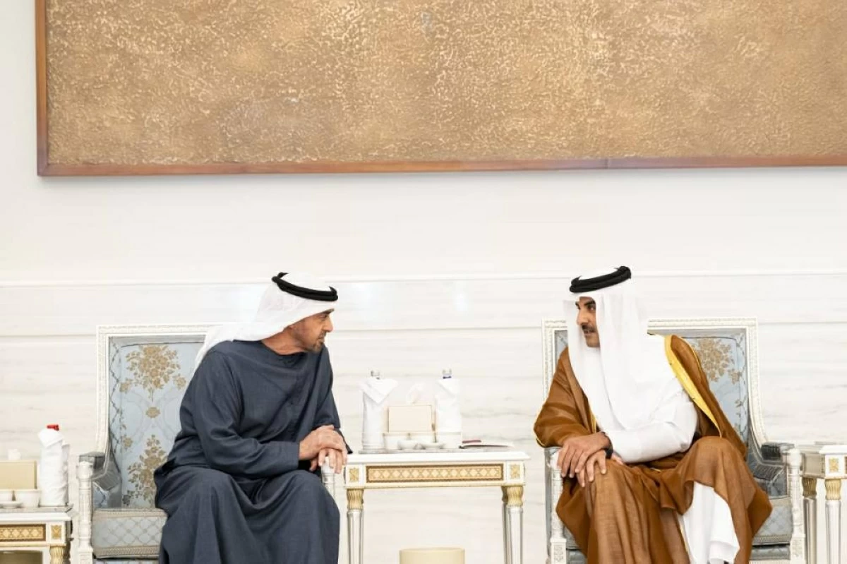 محمد بن زايد يُعزّي أمير قطر بوفاة الشيخ حمد بن خليفة آل ثاني