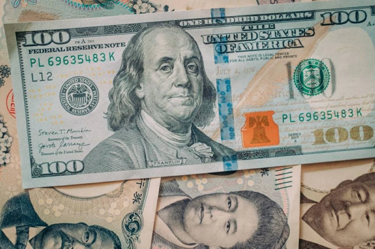 ورقة نقدية أمريكية من فئة 100 دولار وأوراق نقدية يابانية في كيوتو  (بلومبيرغ) 