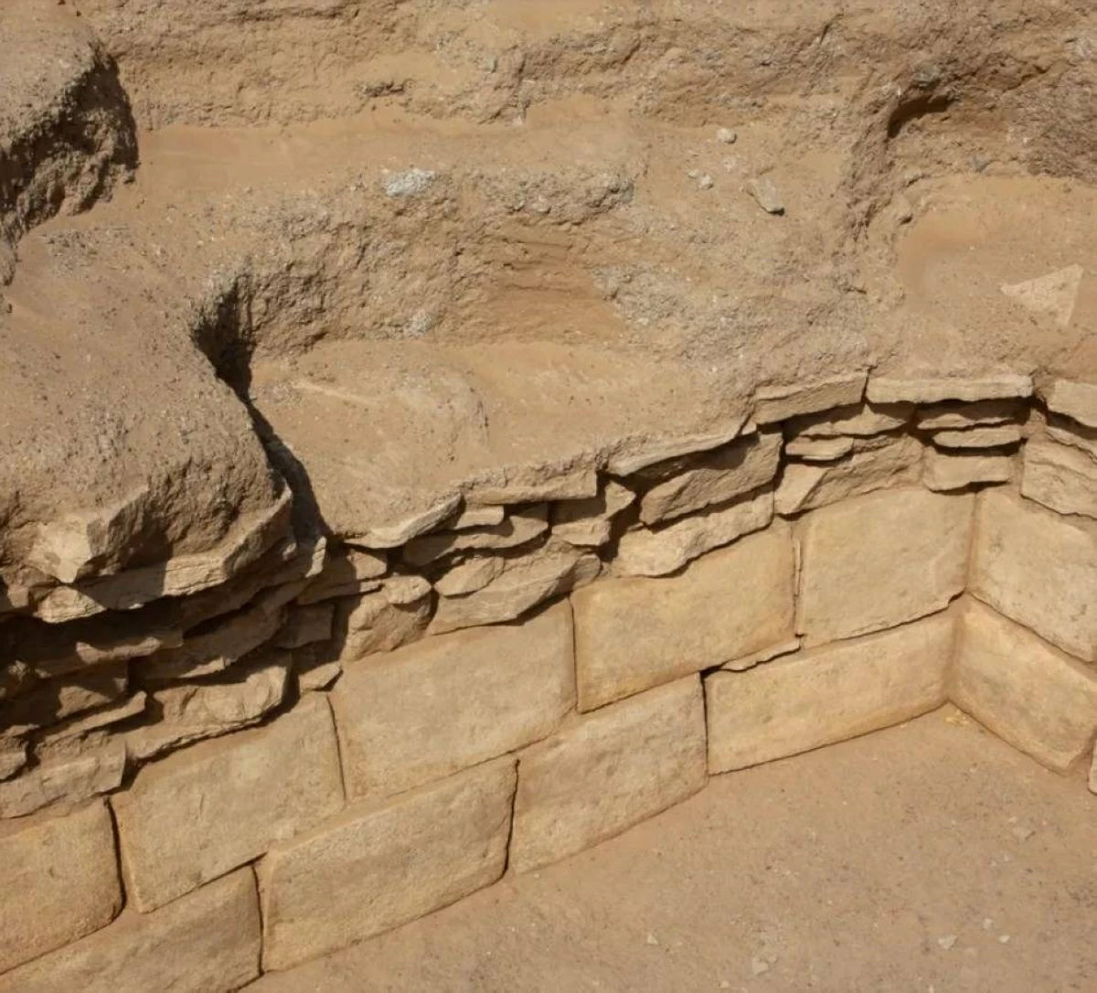 أبوظبي تكشف عن مقبرة في العين تعود إلى العصر البرونزي المتأخر