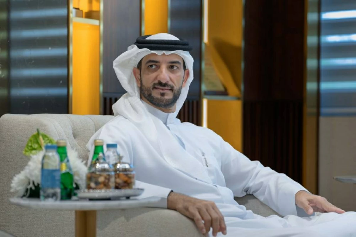 سلطان بن أحمد: مستمرون في تطوير الإعلام وتعزيز التكامل المؤسسي