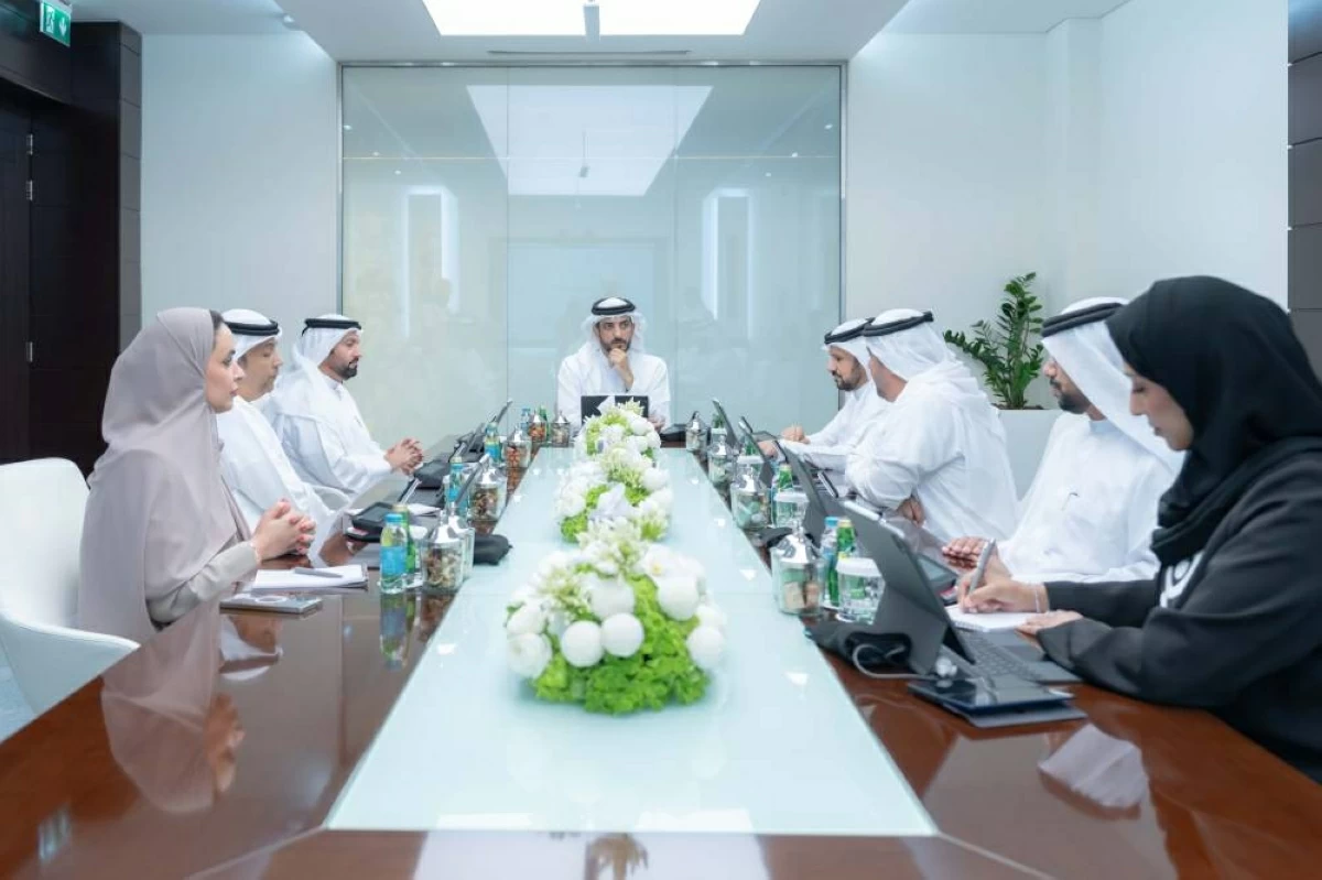سلطان بن أحمد: مستمرون في تطوير الإعلام وتعزيز التكامل المؤسسي