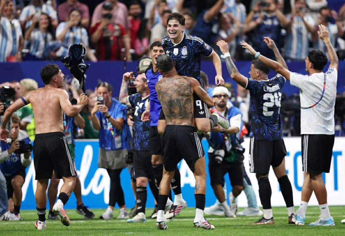 ألفاريس لاعب أتلتيكو مدريد يحتفل بوصول الأرجنتين إلى النهائي