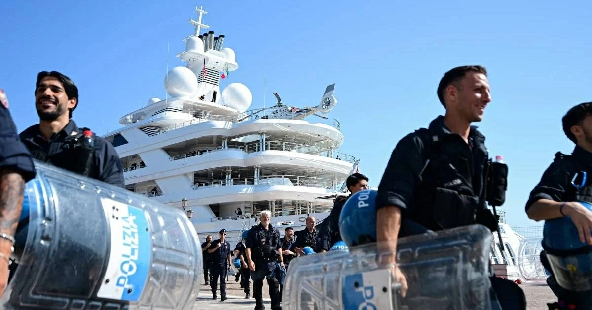 يخت السفير الأمريكي يشعل احتجاجات واشتباكات في البندقية