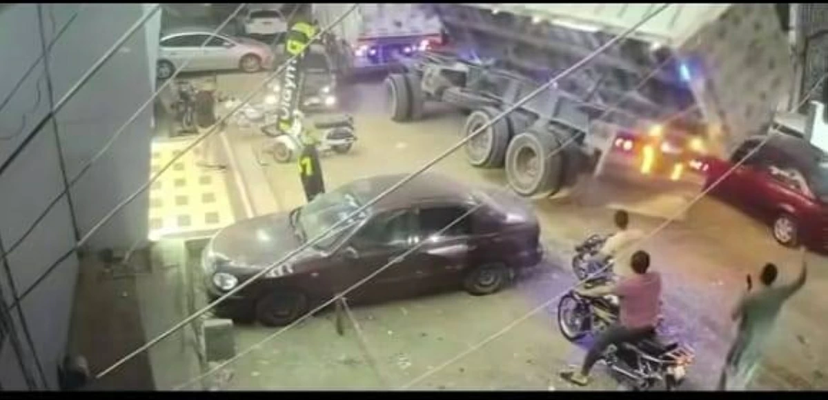 حادث مرعب في مصر.. انقلاب شاحنة يسحق سيارة ويودي بحياة سائقها (فيديو)