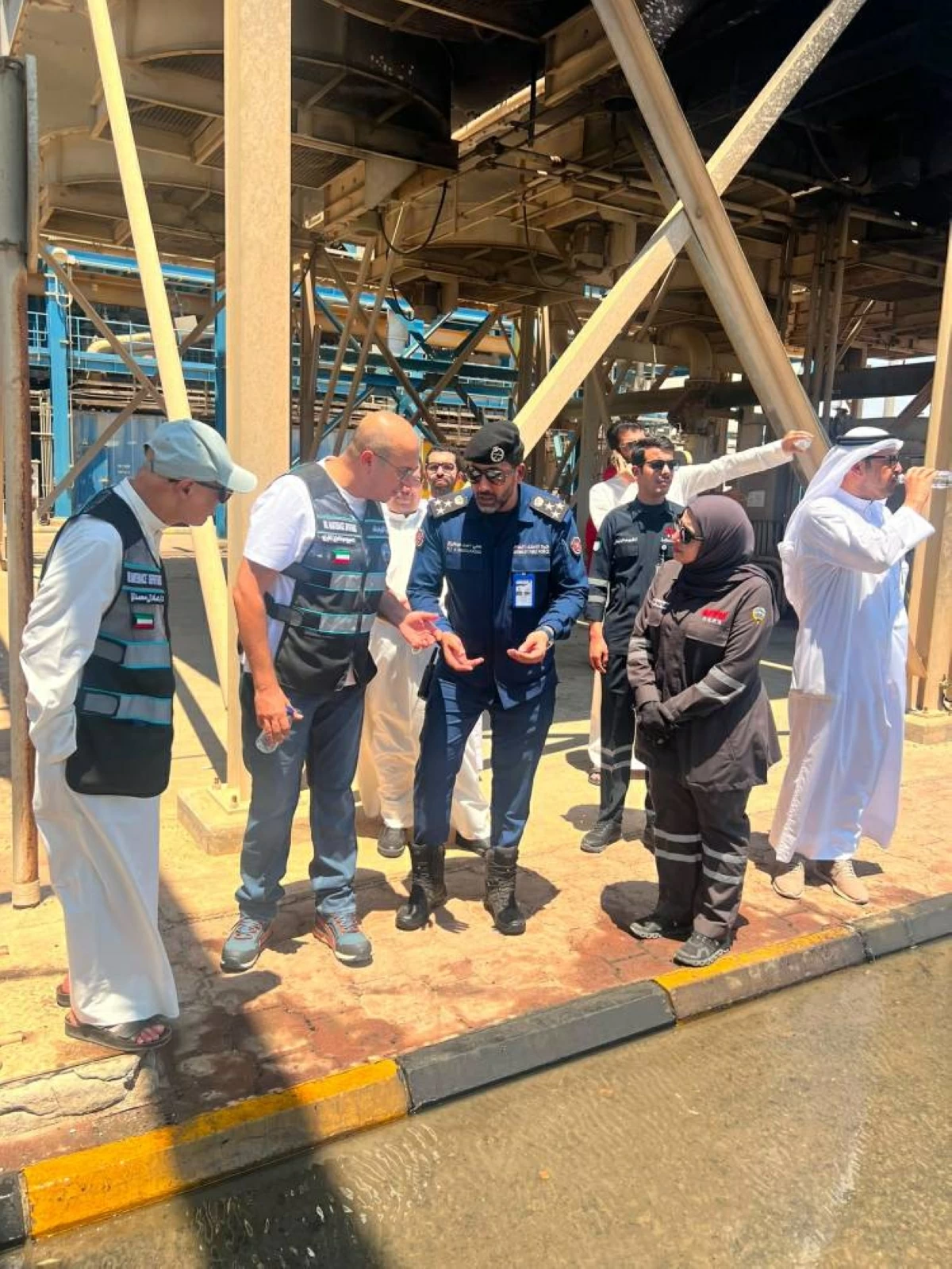 وزير الكهرباء الكويتي يتفقد محطة للكهرباء وتقطير المياه تعرضت لهجوم إيراني غاشم( كونا) 