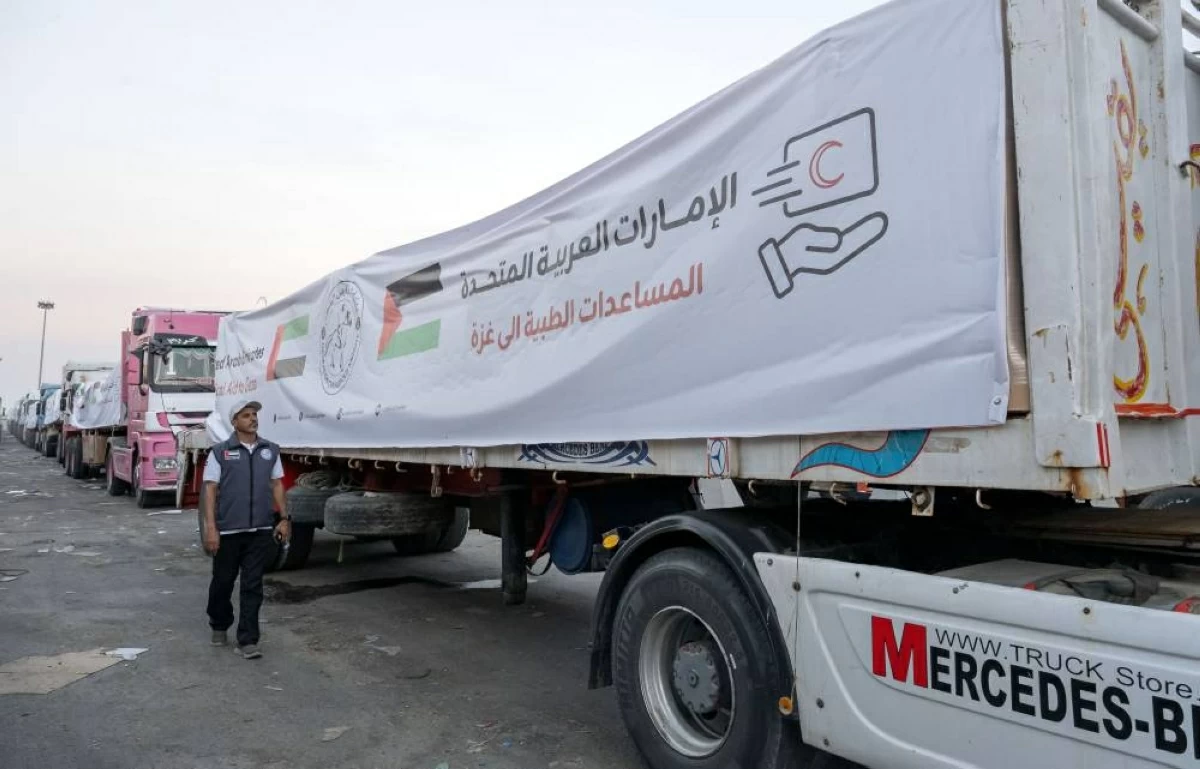 دخول 5 قوافل إماراتية إلى غزة تحمل 980 طناً من المساعدات الإغاثية دخول 5 قوافل إماراتية إلى غزة تحمل 980 طناً من المساعدات الإغاثية