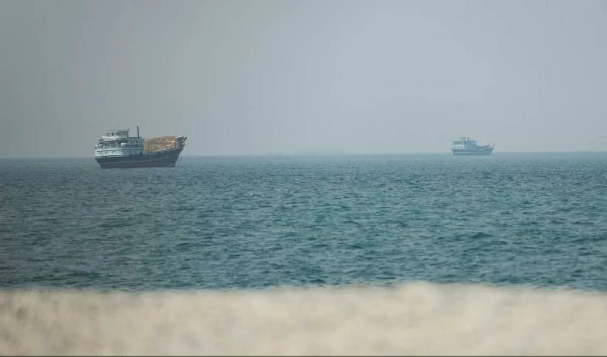 اندلاع حريق في سفينة قبالة الساحل العماني بعد استهدافها بمقذوف