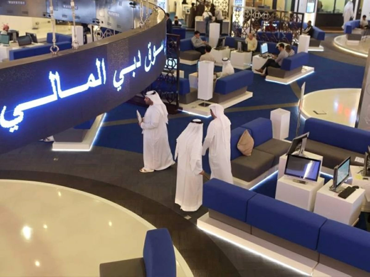 متعاملون في سوق دبي  