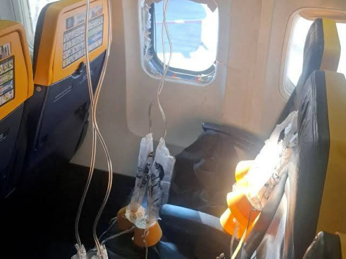 سبب صادم وراء تحطم نافذة طائرة في الجو.. جسم غريب وراء الحادث