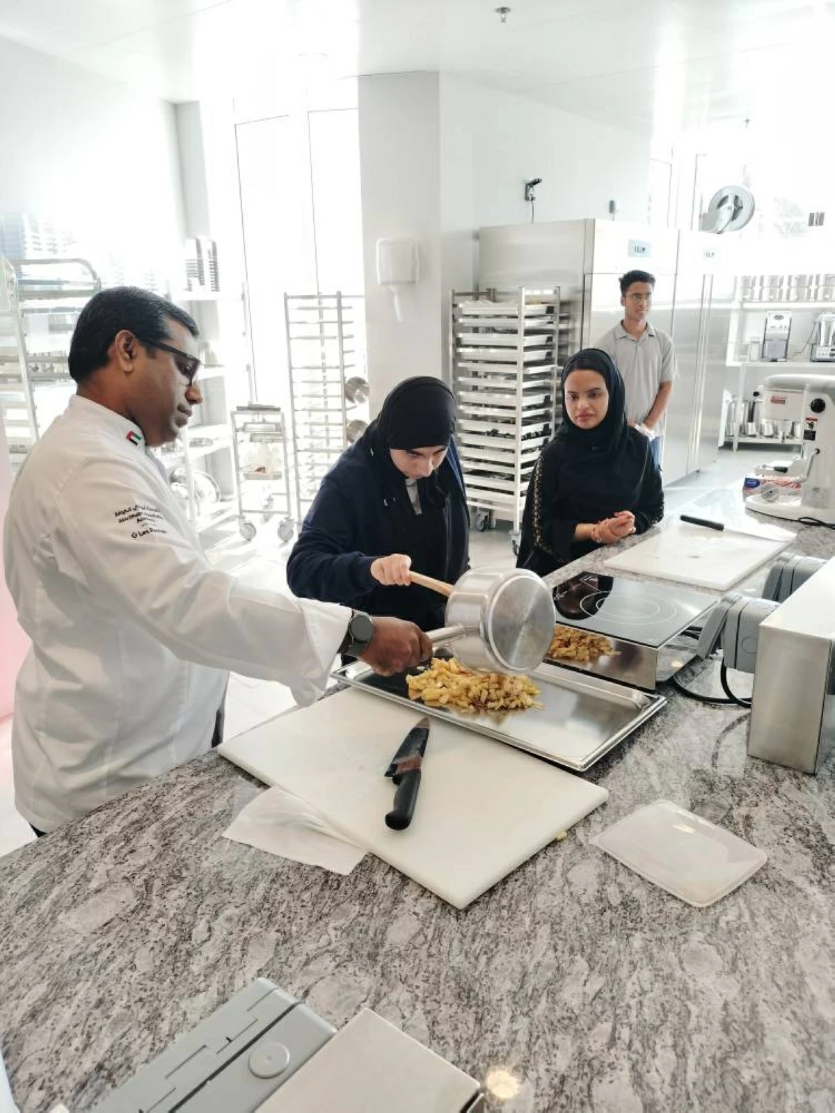 مسارات مهنية أمام طلبة التوحد بالضيافة في أبوظبي