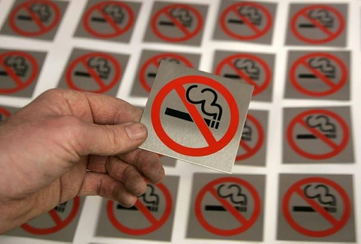 إسبانيا توسع حظر التدخين.. الشواطئ وشرفات المطاعم ضمن المناطق الخالية من الدخان