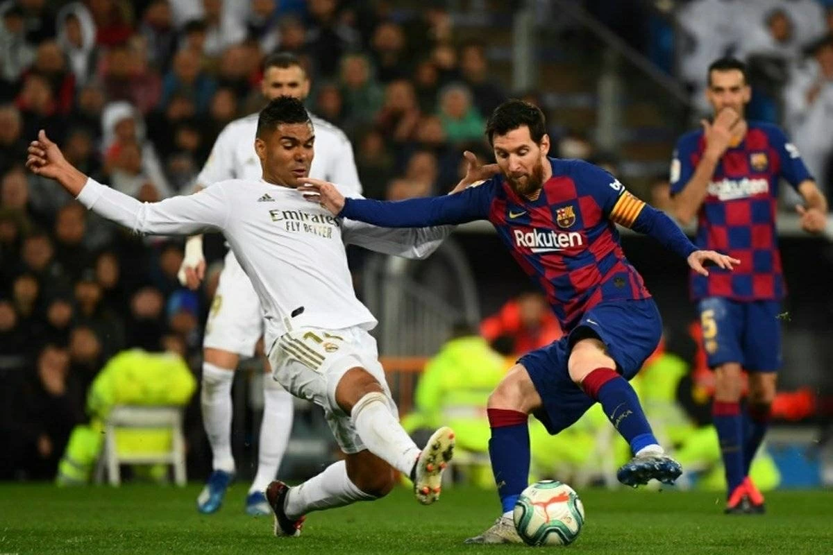 ميسي وكاسيميرو خلال مباراة لبرشلونة وريال مدريد