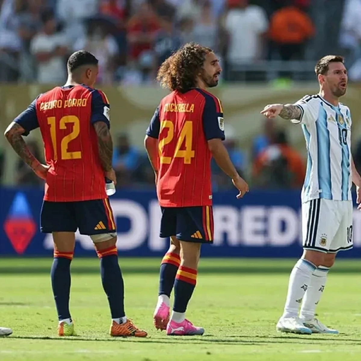 ميسي يطلب من الحكم طرد كوكوريا