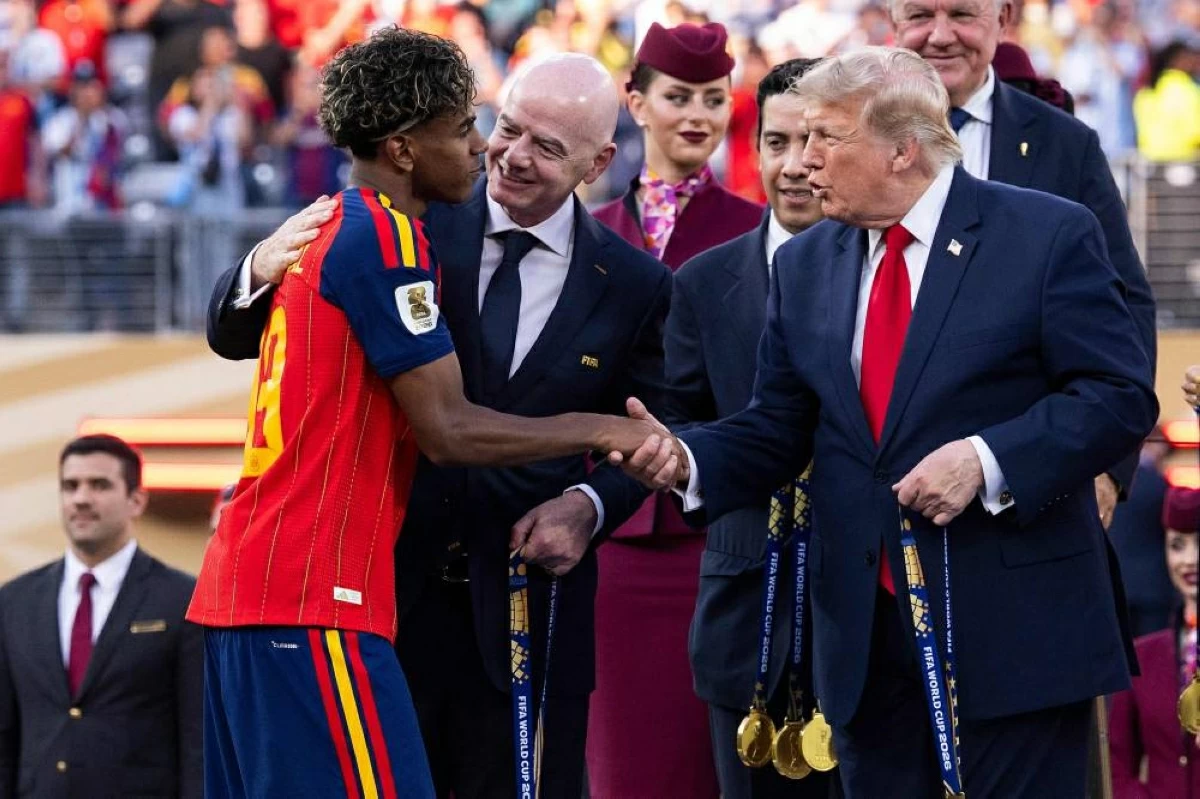 ترامب وإنفانتينو خلال تقليد لاعب إسبانيا لامين يامال الذهبية
